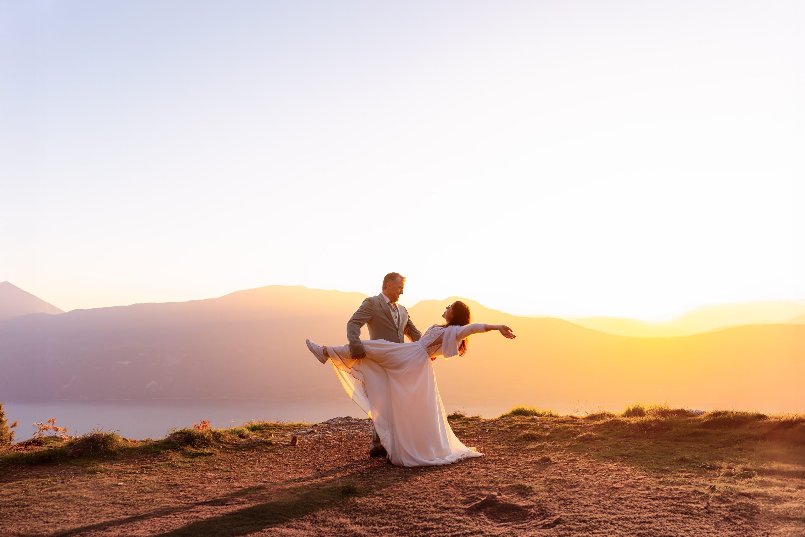 photographe mariage reportage photo couple séance engagement photo cérémonie laïque préparation des mariés photo émotion mariage photo couple naturelle souvenir authentique mariage instant volé mariage lumière douce photographe photo mariage fine art photo mariage lifestyle ambiance lumineuse couleurs pastel naturelles univers romantique atmosphère poétique émotions vraies élégance intemporelle détails raffinés amour sincère photo mariage artistique regard complice couple couverture complète journée séance couple après mariage photo mariage civil reportage réception photo décor mariage souvenir des invités galerie en ligne mariage album photo haut de gamme tirages d’art mariage accompagnement personnalisé photographe mariage Annecy mariage Haute-Savoie photographe Rhône-Alpes mariage Savoie photographe Lyon mariage Grenoble photographe Genève mariage Lac Léman photographe Aix-les-Bains mariage dans les Alpes photographe Chambéry mariage Chamonix photographe Haute-Savoie bord de lac mariage dans le Jura photographe Drôme mariage Provence photographe Côte d’Azur mariage Sud de la France photographe mariage Italie mariage Toscane photographe Côte Amalfitaine mariage en Grèce photographe Santorin mariage au Portugal photographe Espagne mariage à Majorque photographe destination Europe mariage en Suisse photographe bord de mer mariage en montagne photographe destination wedding mariage à l’étranger romantique photographe voyage mariage elopement Europe mariage intime à deux amour authentique complicité naturelle éclats de rire mariage tendresse capturée regard amoureux émotions sincères instant magique souvenir impérissable mariage lumineux beauté naturelle reportage d’une journée d’amour photo mariage pleine d’émotion souvenir vrai et intemporel histoire d’amour en images récit photographique mariage photographie narrative souvenir de vie capturé instant suspendu mémoire visuelle du mariage moment unique immortalisé