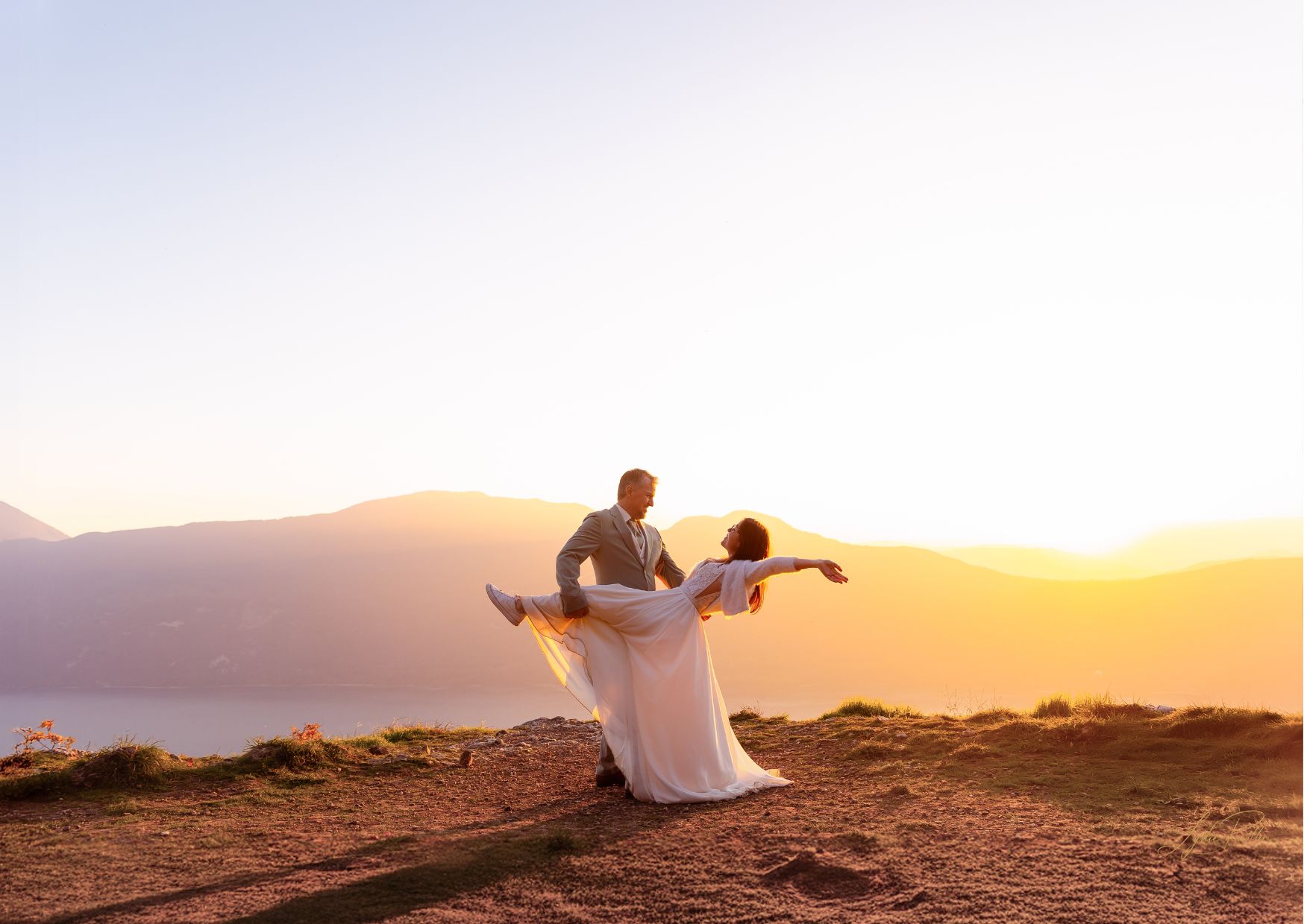 photo cbébé, blanc, fleur, beige, doré doux, complicité, douceure, photo animalière maison de naissance, accouchement physio, naissance, enfantement, sage femme doula allaitement, studio, papa en enfant, rires mannequin, noir et blanc, joie, nature maman et moi, douceur amour, coucher de soleil, gateaux fond decors, rose fleuris couronne de fleurs douceur pampas fleurs boheme, anne geddes artistique et romantique prise par le studio lydie perottin phtoographe specialiste de la maternité, grossesse, femme enceinte, naissance accouchement, bébé, couple mariage, et famille en rhone alpes, proche lyon, cremieu bourgoin jallieu, grenoble chambery en studio ou en exterieur dans la foret ou la naturephoto bébé fond rose, position foetale, rose fleuris couronne de fleurs douceur pampas fleurs boheme, anne geddes artistique et romantique prise par le studio lydie perottin phtoographe specialiste de la maternité, grossesse, femme enceinte, naissance accouchement, bébé, couple mariage, et famille en rhone alpes, proche lyon, cremieu bourgoin jallieu, grenoble chambery en studio ou en exterieur dans la foret ou la nature bohème lifestyle naturel doux famille frere soeurs parents