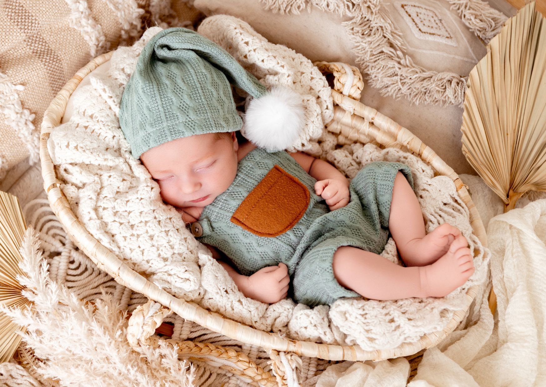 photo cbébé, blanc, fleur, beige, doré doux, complicité, douceure, photo animalière maison de naissance, accouchement physio, naissance, enfantement, sage femme doula allaitement, studio, papa en enfant, rires mannequin, noir et blanc, joie, nature maman et moi, douceur amour, coucher de soleil, gateaux fond decors, rose fleuris couronne de fleurs douceur pampas fleurs boheme, anne geddes artistique et romantique prise par le studio lydie perottin phtoographe specialiste de la maternité, grossesse, femme enceinte, naissance accouchement, bébé, couple mariage, et famille en rhone alpes, proche lyon, cremieu bourgoin jallieu, grenoble chambery en studio ou en exterieur dans la foret ou la naturephoto bébé fond rose, position foetale, rose fleuris couronne de fleurs douceur pampas fleurs boheme, anne geddes artistique et romantique prise par le studio lydie perottin phtoographe specialiste de la maternité, grossesse, femme enceinte, naissance accouchement, bébé, couple mariage, et famille en rhone alpes, proche lyon, cremieu bourgoin jallieu, grenoble chambery en studio ou en exterieur dans la foret ou la nature bohème lifestyle naturel doux famille frere soeurs parents