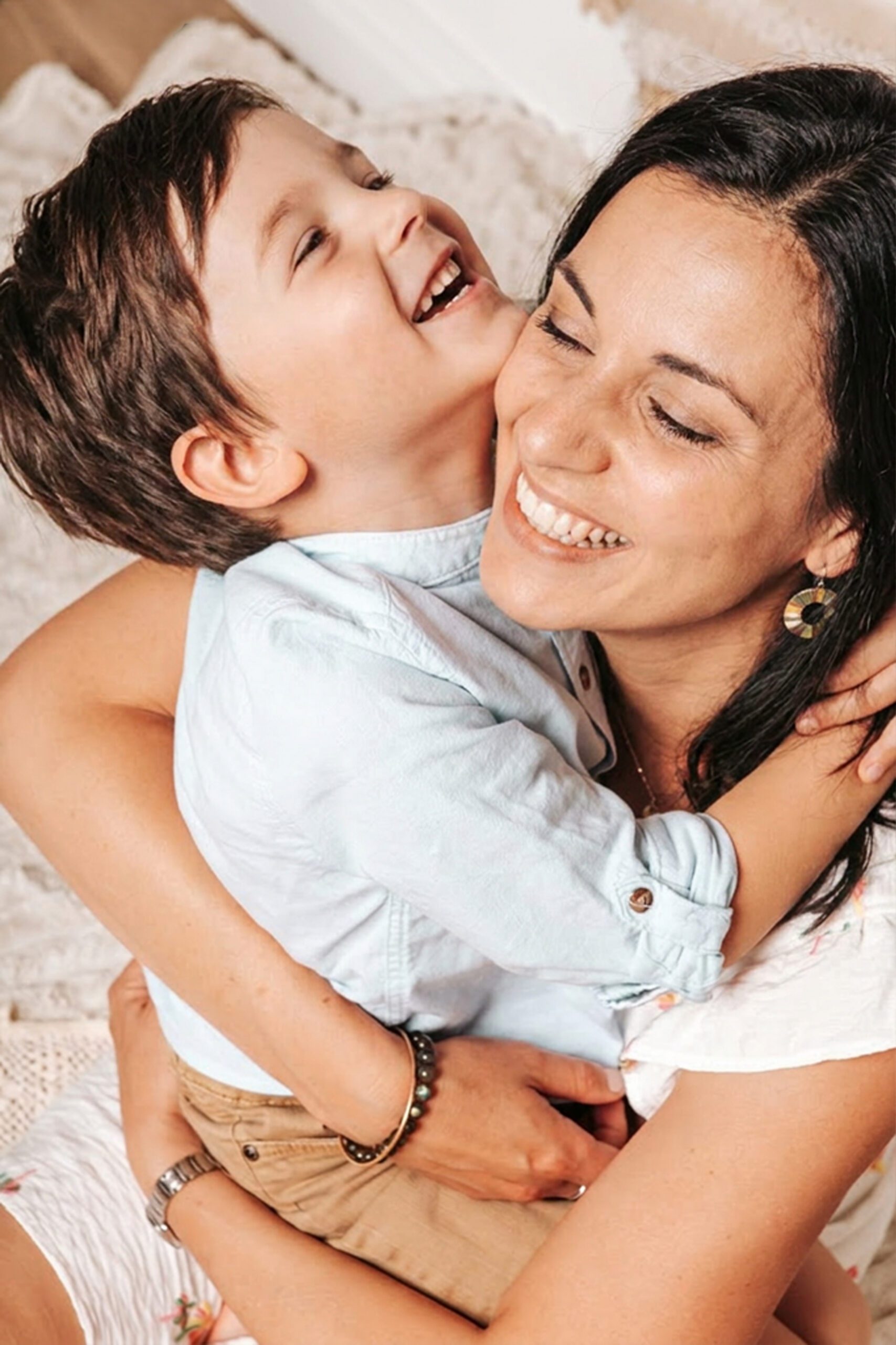 photographe famille en nord isère, proche lyon, cremieu bourgoin jallieu, grenoble chambery en studio ou en exterieur dans la foret ou la nature bohème lifestyle naturel doux à la golde hour et au coucher de soleil photo vivante, naturelle et spontanées
