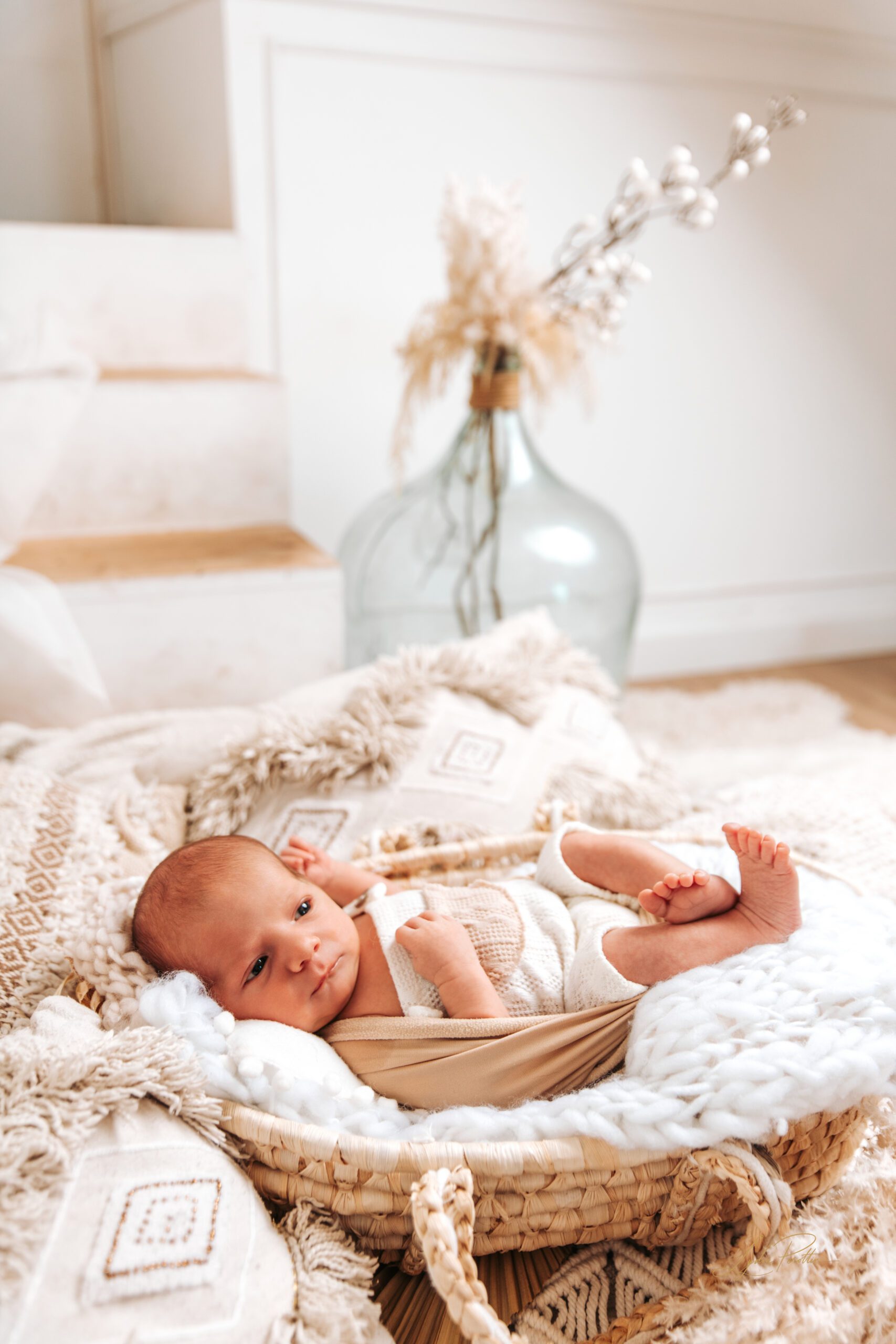 photographe famille en nord isère, proche lyon, cremieu bourgoin jallieu, grenoble chambery en studio ou en exterieur dans la foret ou la nature bohème lifestyle naturel doux à la golde hour et au coucher de soleil photo vivante, naturelle et spontanées