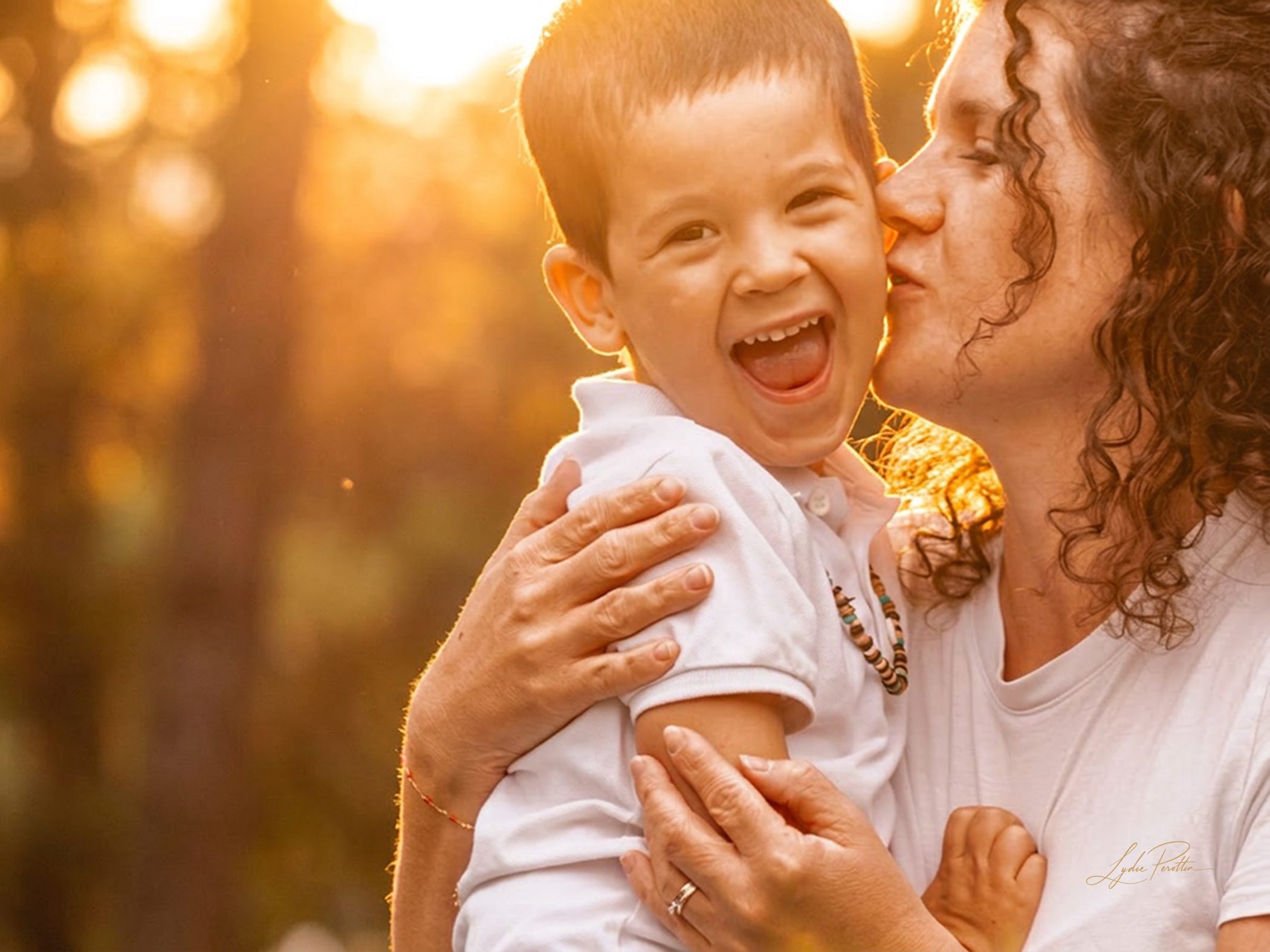 photographe famille en nord isères, proche lyon, cremieu bourgoin jallieu, grenoble chambery en studio ou en exterieur dans la foret ou la nature bohème lifestyle naturel doux à la golde hour et au coucher de soleil
